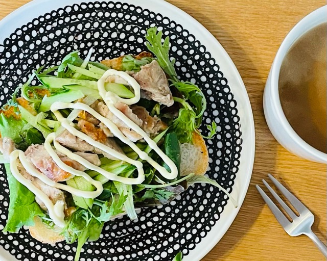 チキンと野菜のオープンサンド