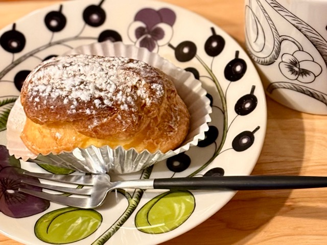 パープルのプレートに乗せたシュークリーム