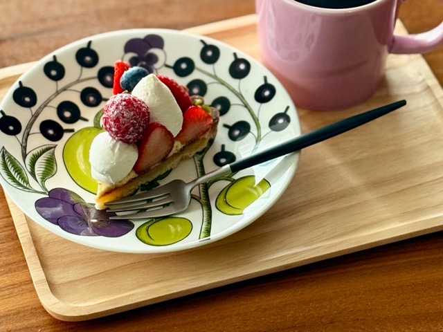 パープルのプレートに乗せたケーキ

