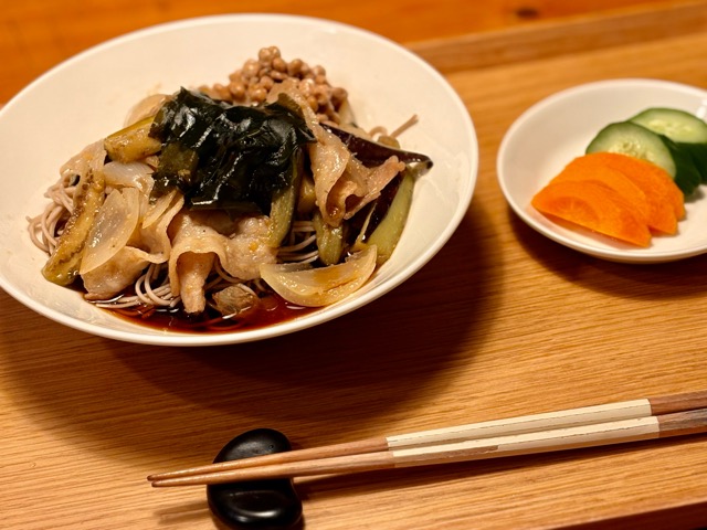 イッタラティーマ ボウル21㎝に盛り付けたお蕎麦