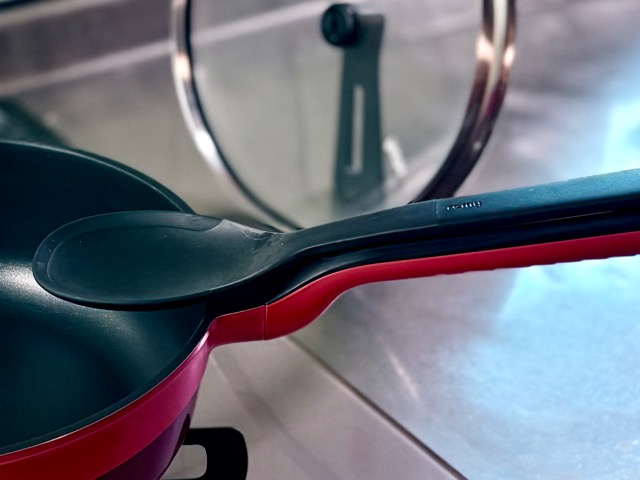 ハンドルにくっつくキッチンツール