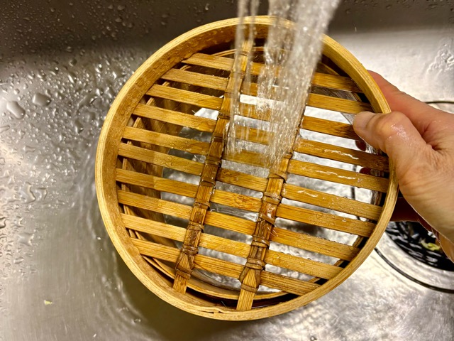 裏側を水で濡らす