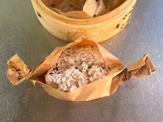 冷凍ご飯をクッキングシートで包む