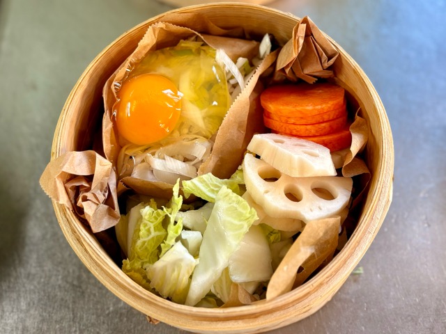 具材を詰めたせいろ